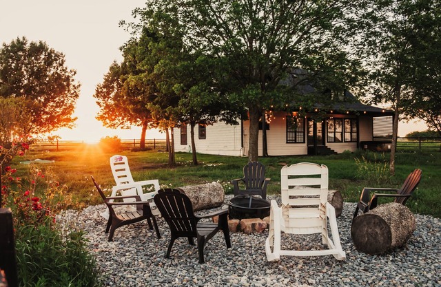 Beautiful Sunsets at a Texas Ranch. Rustic, cozy, private & pet-friendly!