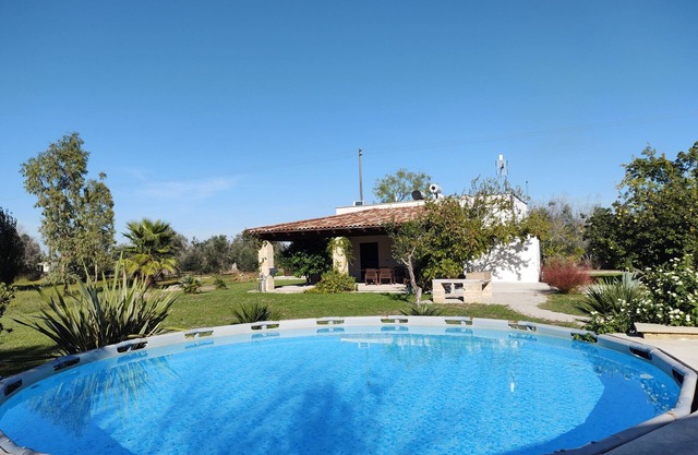 Abgeschiedene Villa mit freiem Pool (Jun-Sep), umgeben von einem Hektar Olivenbäumen