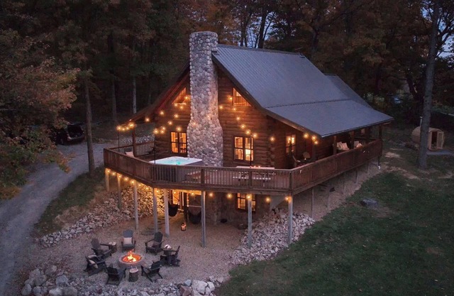 Secluded w/ View! Hot tub! Sauna! Sleeps 14!