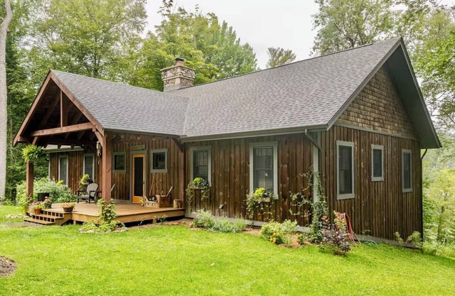 Abgeschiedenes Haus am Wasser, nur wenige Minuten vom Lake Placid und dem Saranac-See entfernt