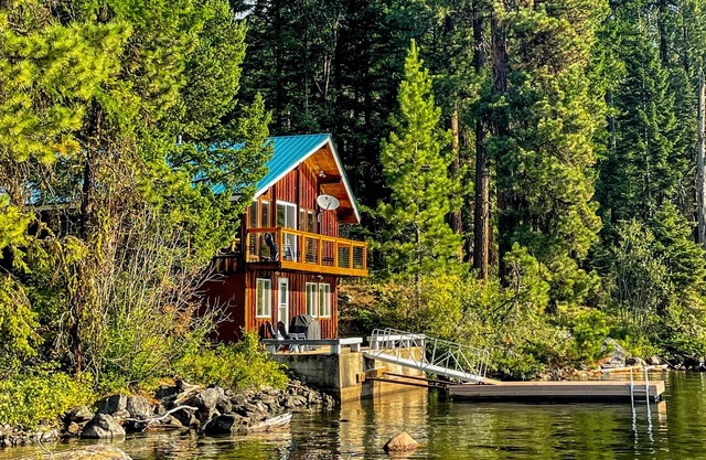 Abgeschiedenes Haus am Wasser mit geräumiger Terrasse und herrlichem Blick auf See und Berge