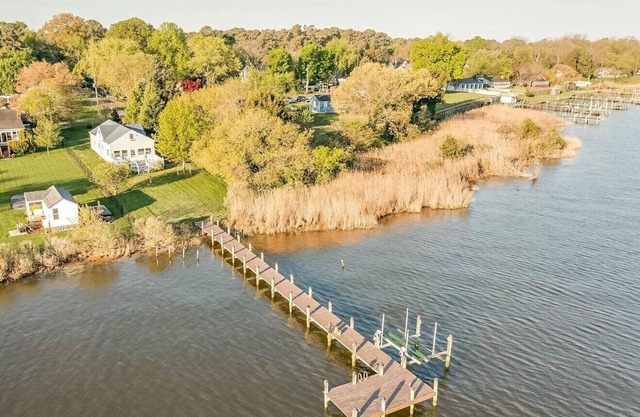 Secluded waterfront house to relax or enjoy water activities from private pier