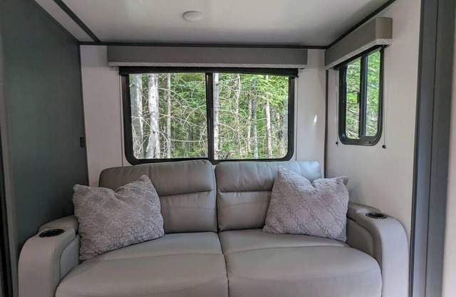 Secluded, well equipped 'offgrid' RV w/ outdoor space, trails. Pet friendly