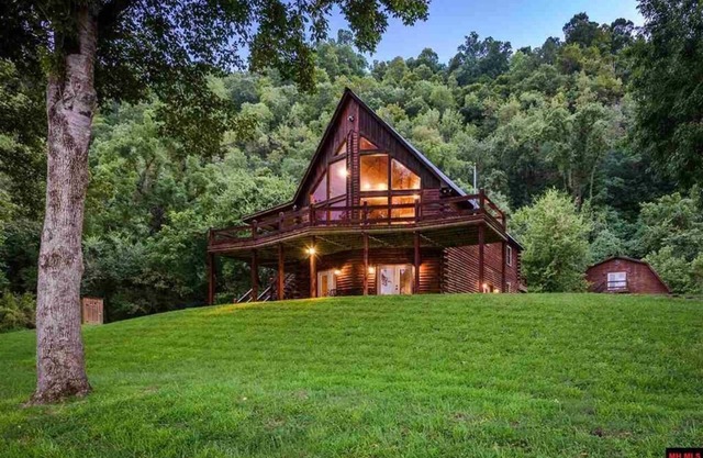 SECLUDED WHITE RIVERFRONT CABIN -SLEEPS 2-10, GREAT FAMILY & FISHERMEN GETAWAY