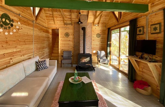 Secluded Wooden House with Jacuzzi in Sapanca