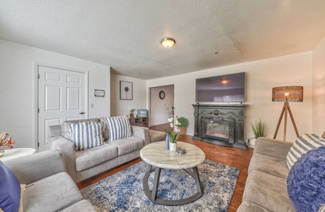 Cozy home10 Minute Walk To The Beach & Short Drive to Town and Aquarium