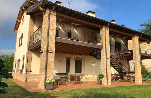 Wohnung in einem renovierten ländlichen Gebäude, Erdgeschoss mit Patiogarten