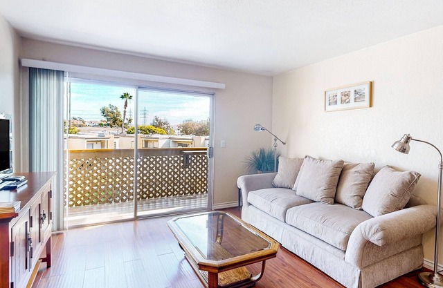 Second-floor condo near ocean in gated community with pool & hot tub