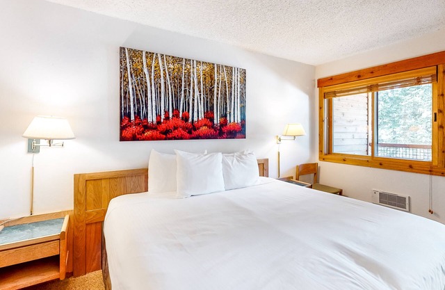 Second-level studio with mountain views - pool & covered balcony