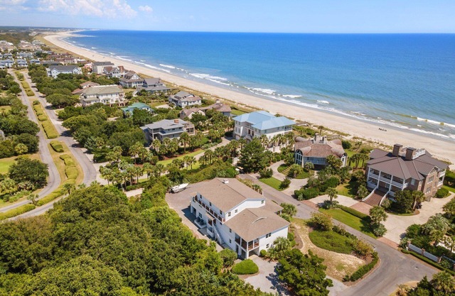 Feiern Sie die Schönheit des Strandes in diesem luxuriösen Haus in zweiter Reihe