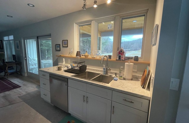 Secret, one-bedroom hideaway overlooking picturesque field in Williamstown