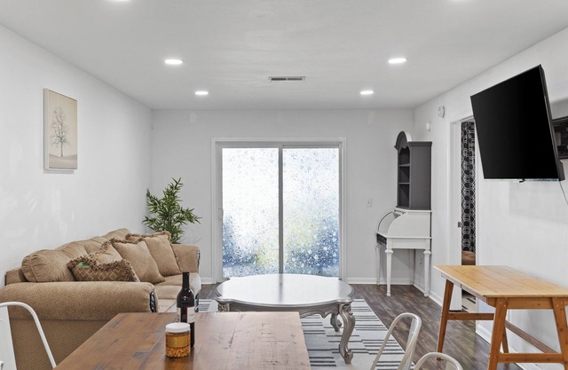 Charming 2-bedroom condo with WiFi, AC in pleasant Wilmington