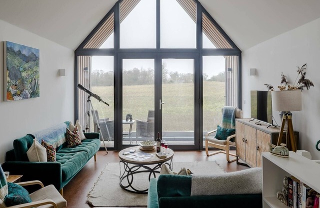 SEDGE HOUSE, EASTBRIDGE, pet friendly, with a garden in Westleton