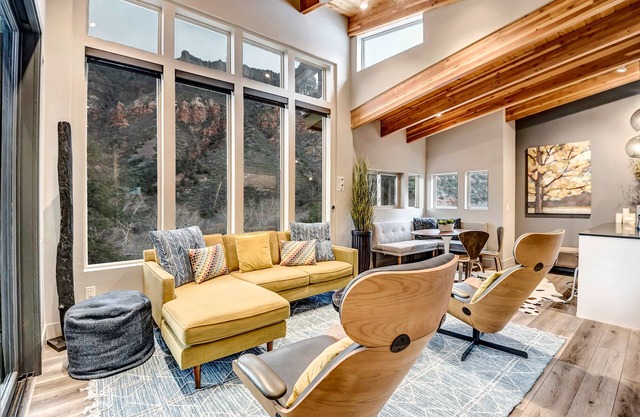 Sedona Canyon Terrace modern mountain home tucked away in canyon+Chef's Kitchen+deck & views!