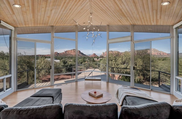 Sedona Skywalk- Panoramic Red Rock Views + Walk out Viewing Deck- Nearby Shopping and Dining!