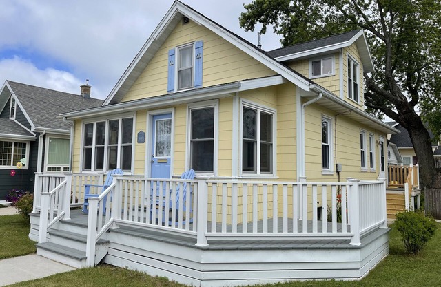 See the Lake! Hear the Waves! Steps to the Beach! Entire cottage. 2 bikes.