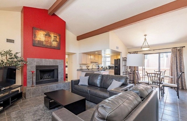 See the sunrise and sunset in this 2-bedroom condo near beautiful mountains