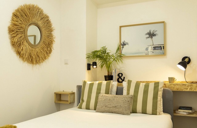 Apartment by the river in Seixal bay. 3pax. Bicycles are available.