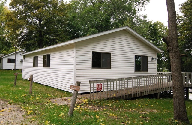 Seldom Inn, a spacious 4BR cabin witch queens in every room! Great lake views!