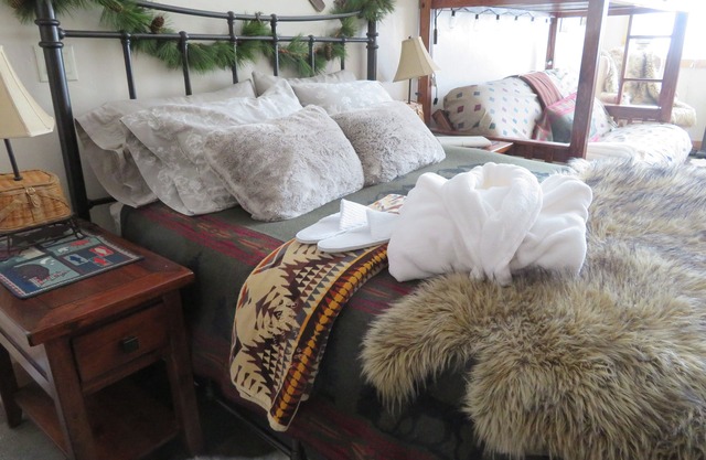 Die Copper Peak Lodge Suite, Whirlpool, Sauna, Feuerkaffee und frische Eier!