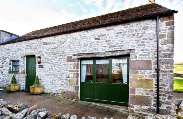 Self catering holiday barn in Hurdlow, near to High Peak Trail. Sleeps 6