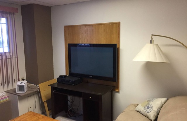 self contained,laundry free internet Fully furnished Heat &Hot water included,