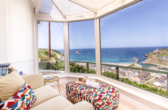 Das Hotel liegt in Portreath mit Panoramablick auf das Meer vom Wohnbereich und Schlafzimmer