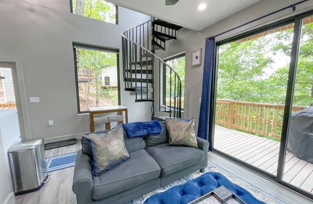 Selina @ Cobblepot Cottages - Cozy Treehouse for 2 with Amazing Views!