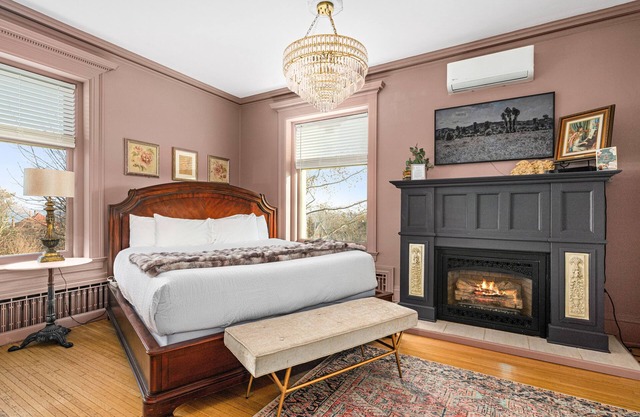 Selina Louise Suite Jacuzzi & Fireplace