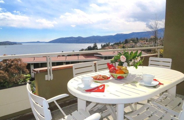 Selva 1 lake view apartment in Ghiffa with pool