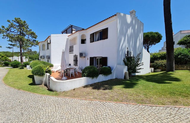 Doppelhaushälfte mit 3 Schlafzimmern in Vale do Lobo