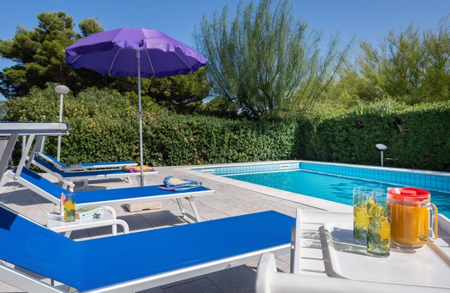 Halb freistehendes Haus in einer Villa mit privatem Pool und Meerblick.
