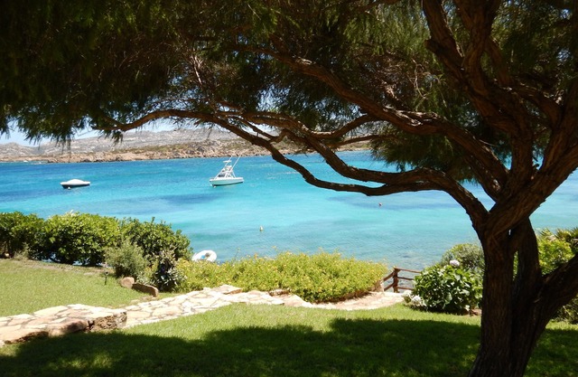 Semi-detached villa with 12 beds max and private sea descent
