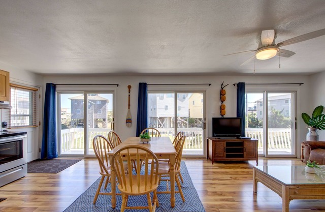 Semi-Oceanfront Beach Cottage II. Zugang zu Geschäften und Restaurants über die Straße