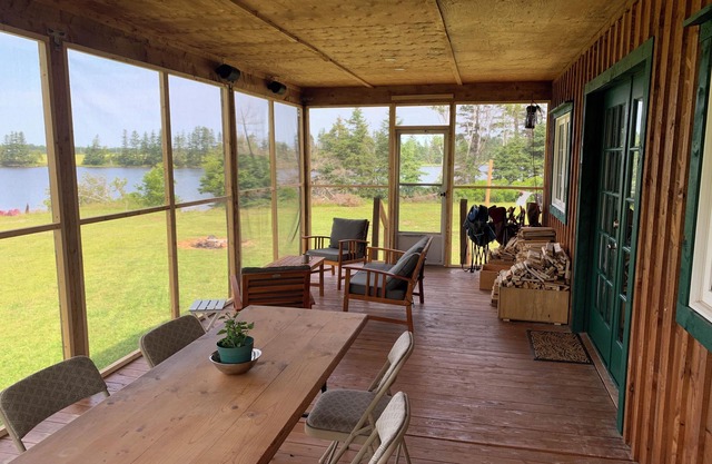 Semi-private beach, huge screened deck, woods on fenced property