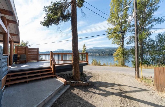 Semi-waterfront log cabin w private beach and buoy