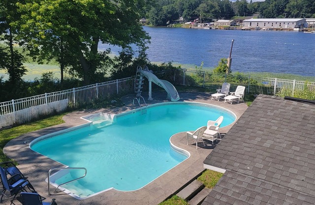 Seneca Riverfront Spa! Hot tub, Pool + Sauna. Deep Water Docks and boat launch!