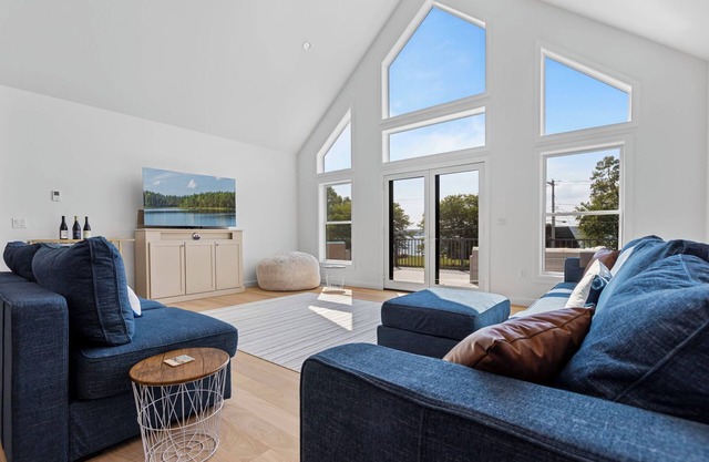 Stunning Views, Stylish & Bright Lake Escape