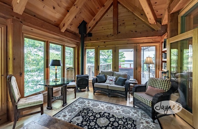 Sensational Georgian Bay Cottage 6 Bdrms, 5 with Ensuites! Hot Tub! AC!
