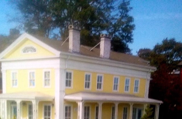 Separate apartment in ship captain's house. Quiet neighborhood. Near beach.