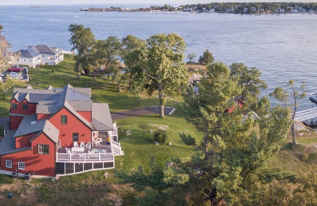 Spektakuläres Haus und Cottage direkt am Meer - privater Strand und 925 'Uferpromenade.