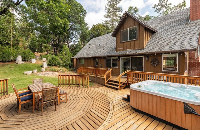 Sequoia Retreat: Spacious Cabin / Hot Tub / Sun Deck