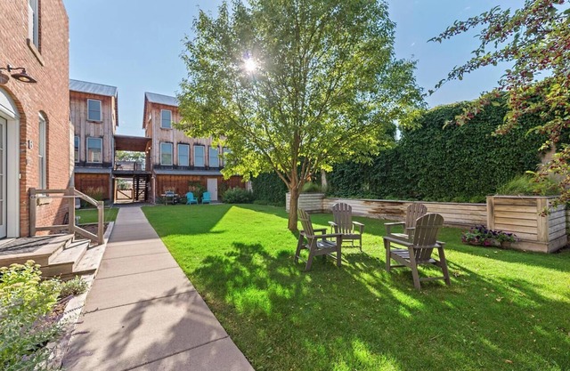 Serendipity House: Historic Downtown Livingston Loft