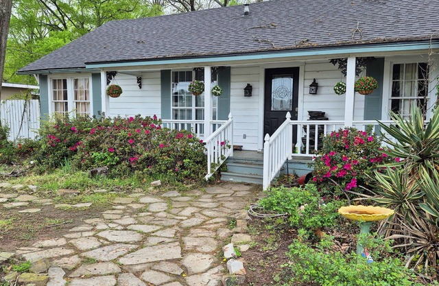 Serendipity of QuitmannCharming 2-bedroom home