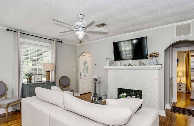 Serendipity Point-Beautifully Updated Navy Point Cottage-Minutes to Downtown or Base-Budget Friendly