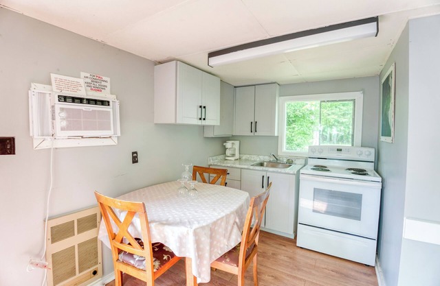 Serene 2-Bed + Futon Lakeside Cottage: Sleeps 5-6, Full Amenities!