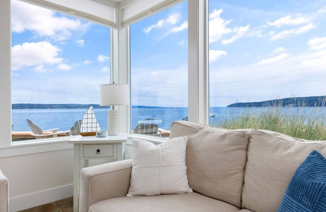 Serene 2-bedroom beach retreat with clear waters and sea breeze in Langley