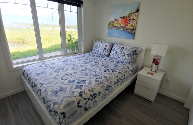 Serene 2 bedroom condo with balcony and lakeview plus Free Parking