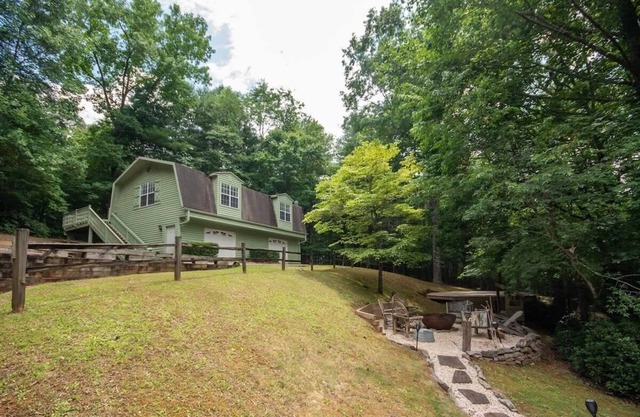Tranquil 2BR escape w/hot tub/fire pit & yoga deck