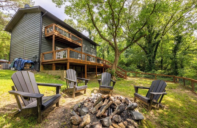 Serene 3-bedroom lake house with dock and fire pit in Hot Springs!
